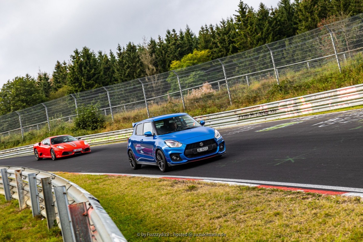 Poser-Ferrari blieb ab Karussell hinter mir, und wollte wohl im Brünnchen publikumswirksam überholen, hat es dann aber warum auch immer erst in der Eiskurve geschafft, LOL